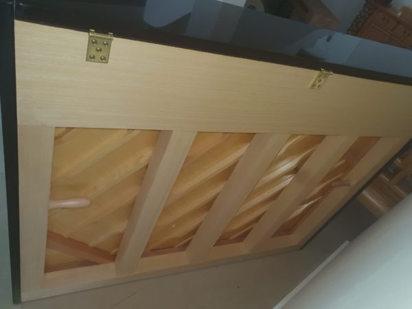 PIANO ACÚSTICO VERTICAL marca STROHMENGER LONDON, preto brilhante com banqueta.
